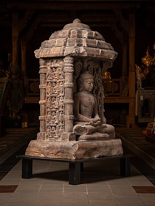 Seltene antike Sandstein-Chaumukha-Altarskulptur