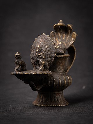 Nepalesische Sukunda-Öllampe aus Bronze, 19. Jh., schräg von vorn mit Schale und kleinen Figuren
