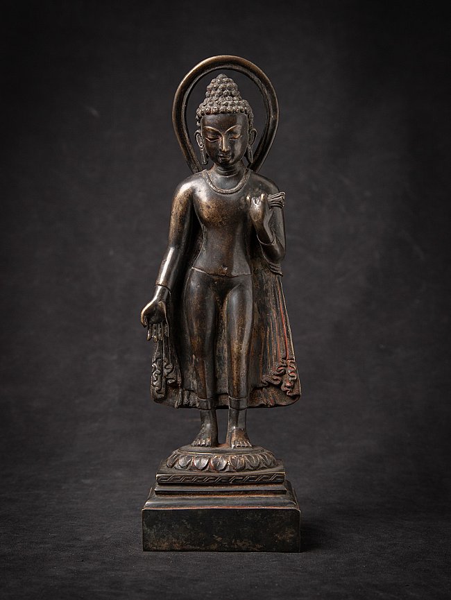 Alter bronzener stehender nepalesischer Buddhafigur