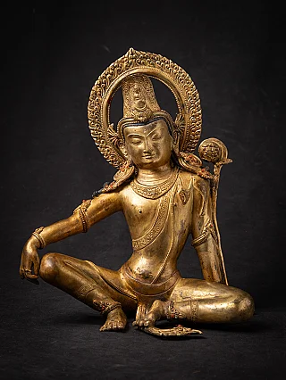 Bronzen Nepalese Lokeshvara-bodhisattva, zittend met aureool en staf, driekwartaanzicht
