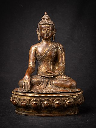 Nepalees bronzen Boeddhabeeld zittend in bhumisparsha mudra, vooraanzicht op lotusvoet