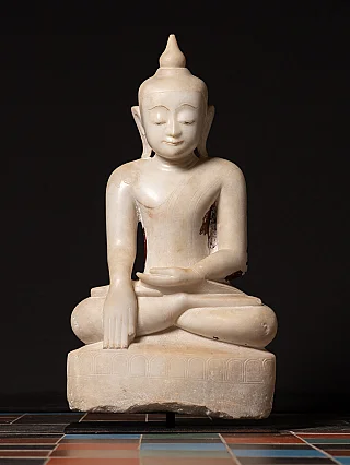 Marmor-Buddha-Statue aus Burma (Ava-Stil), sitzend in Bhumisparsha-Mudra, Frontansicht