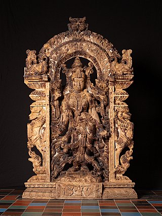 Groot oud teakhouten paneel van de godin Lakshmi