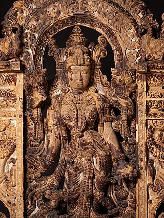 Groot oud teakhouten paneel van de godin Lakshmi