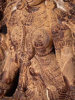Groot oud teakhouten paneel van de godin Lakshmi