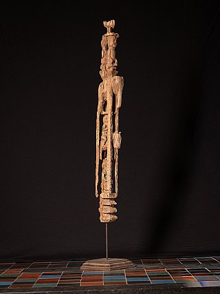 Antiker hölzerner burmesischer Chin-Totem