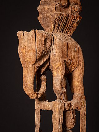 Antiker hölzerner burmesischer Chin-Totem