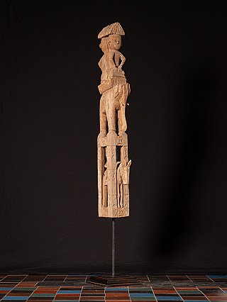 Antiker hölzerner burmesischer Chin-Totem