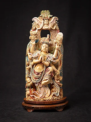 Chinese Guanyin in hout, vooraanzicht met namaskara mudra en rijk gesneden aureool