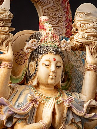 Außergewöhnlich detaillierte alte chinesische Guan Yin aus Bein
