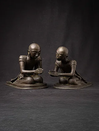 Paar burmesische Bronze-Mönchsfiguren sitzend mit Namaskara-Mudra, schräge Vorderansicht