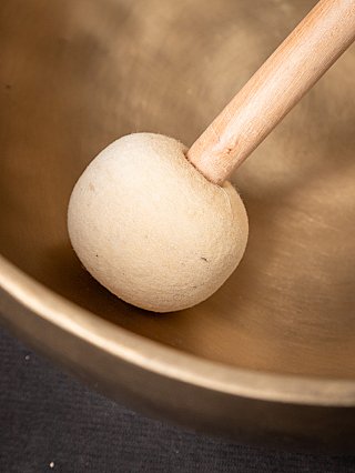 Neue gemachte nepalesische Klangschale aus Bronze