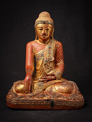 Antiek houten Mandalay-boeddhabeeld uit Birma in bhumisparsha mudra, vooraanzicht