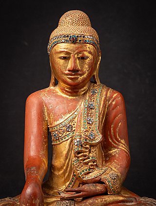 Antiker hölzerner burmesischer Mandalay-Buddha