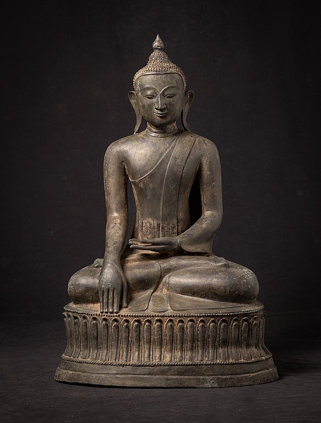 Alte bronzene burmesische Ava Buddhafigur