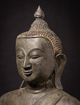 Alte bronzene burmesische Ava Buddhafigur