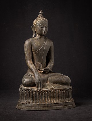 Alte bronzene burmesische Ava Buddhafigur