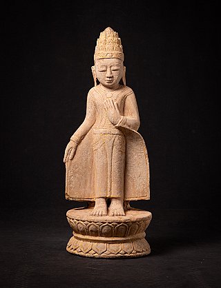 Stehende Buddha-Statue aus Myanmar, 19. Jh., in Dreiviertelansicht von vorn auf Lotossockel