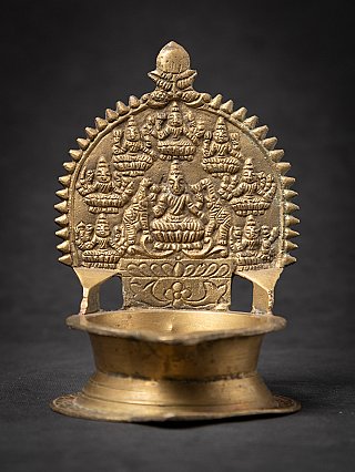 Indische Öllampe 4055-4 mit Reliefplatte mit mehreren Figuren, frontal