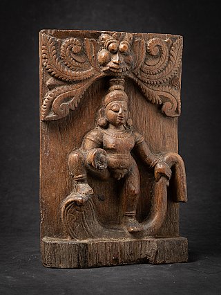 Antikes indisches hölzernes Tempelpanel mit Bala Krishna