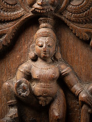 Antikes indisches hölzernes Tempelpanel mit Bala Krishna