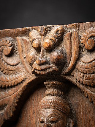 Antikes indisches hölzernes Tempelpanel mit Bala Krishna