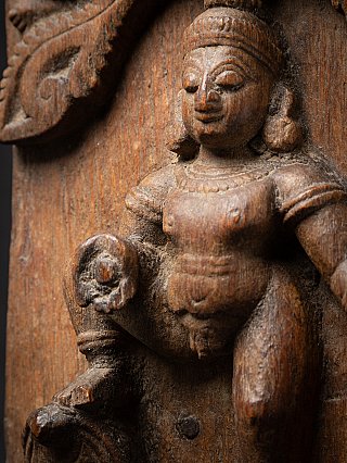 Antikes indisches hölzernes Tempelpanel mit Bala Krishna