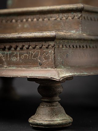 Antiker indischer Bronze-Puja-Altar mit Inschrift