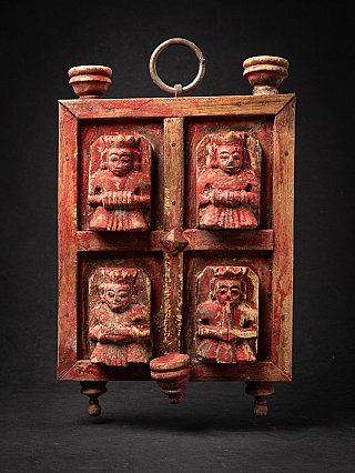 Indisches Holz-Tempeltürpaneel mit roter Farbfassung, vier Reliefs und zwei Kerzenhaltern, frontal
