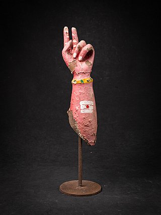 Antiker Holzarm eines Hindu-Gottes aus Indien, rosa gefasst, auf Metallständer