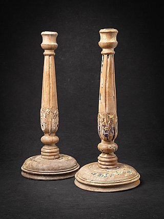 Set antieke houten Indiase kaarsenstandaards