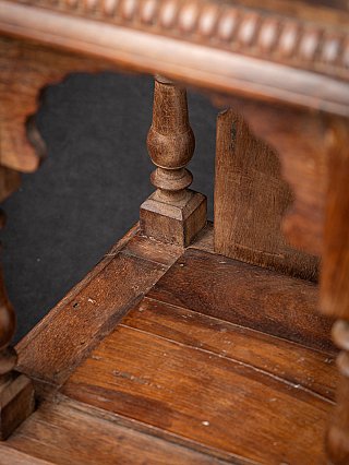 Antieke houten Indiase tempel