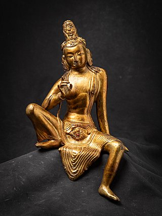 Bronzen Avalokiteshvara uit Nepal, zittend driekwartaanzicht met opgeheven rechterhand