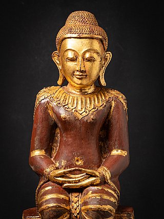 Alte hölzerne burmesische Buddhafigur