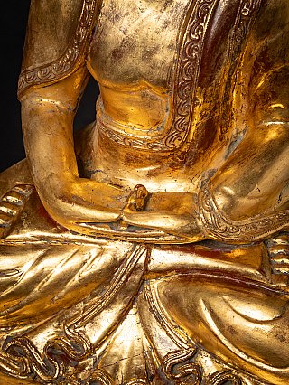 Alter vergoldeter hölzerner burmesischer Buddha