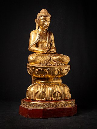 Alter vergoldeter hölzerner burmesischer Buddha