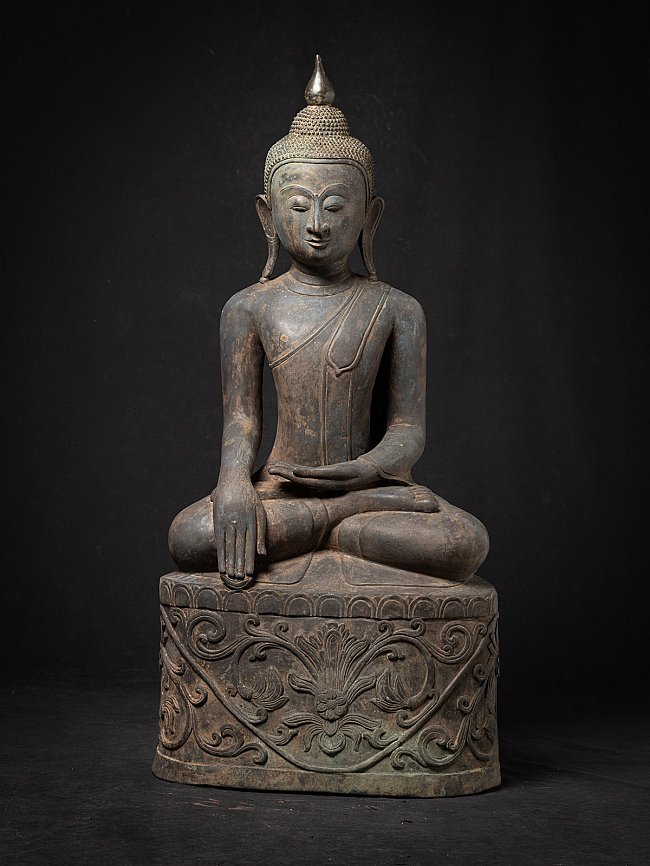 Alte bronzene burmesische Buddha-Statue