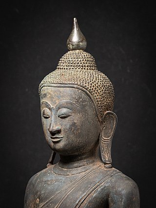 Alte bronzene burmesische Buddha-Statue