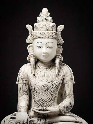 Alte gekrönte Buddha figur aus Marmor