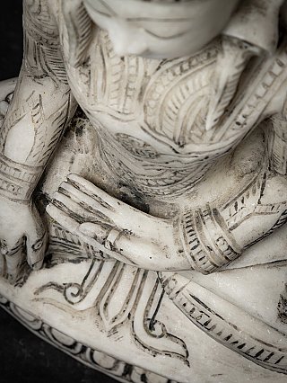 Alte gekrönte Buddha figur aus Marmor