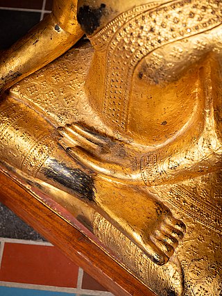 Große antike bronzene thailändische Buddhafigur