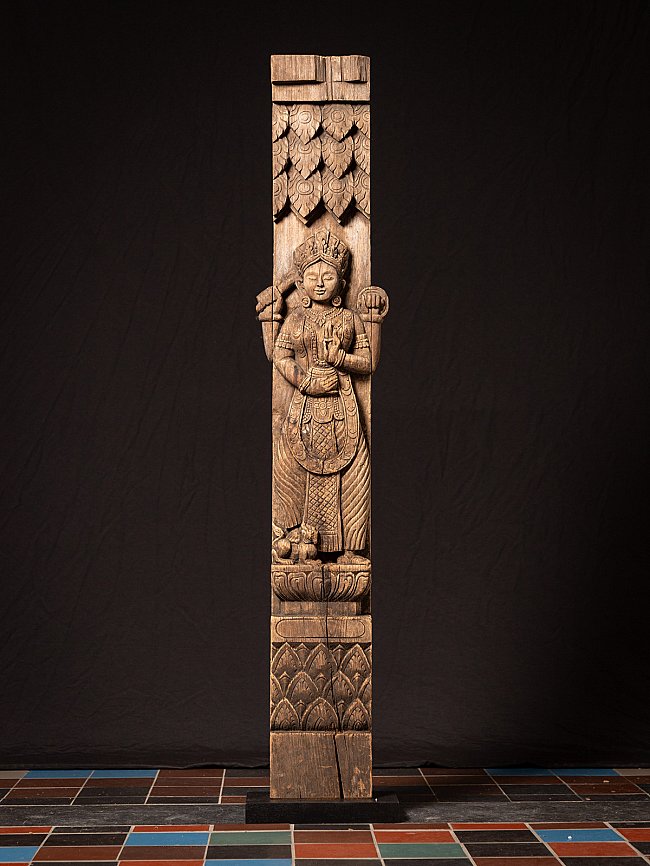 Birmanisches Holz-Tempelpaneel mit stehender weiblicher Spiritfigur, Frontalansicht mit Sockel