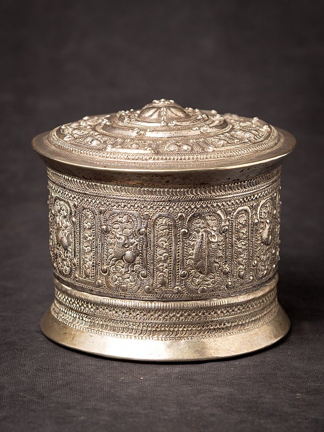 Antike silberfarbene Dose aus Burma mit Deckel, umlaufend mit Reliefpaneelen verziert