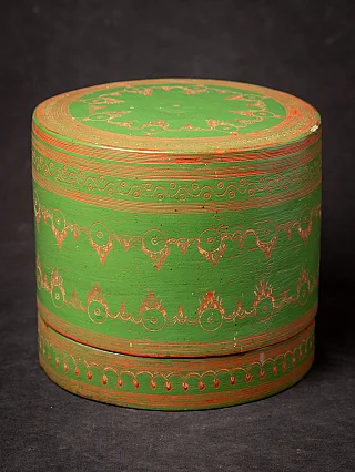Antique green lacquered betelnut box