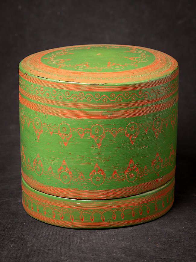 Grüne lackierte Betelnussdose aus Burma mit roter Liniendekoration, schräge Ansicht mit Deckel