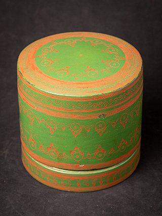 Antique green lacquered betelnut box