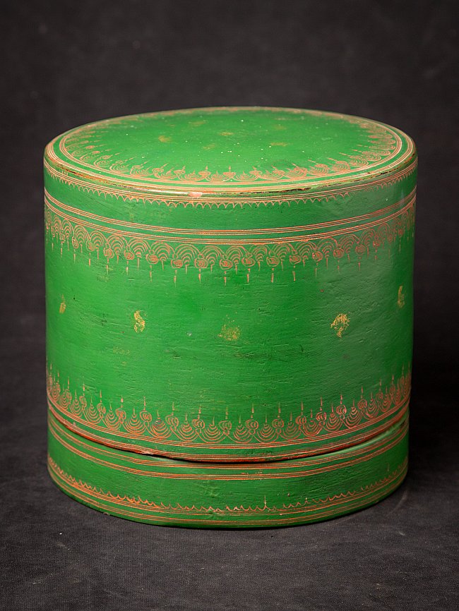 Grüne lackierte Betelnussdose aus Burma mit rot-goldener Randornamentik, geschlossen