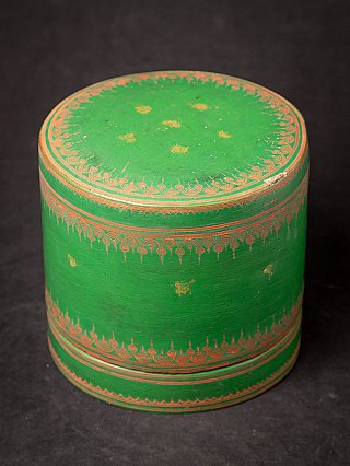 Antique green lacquered betelnut box