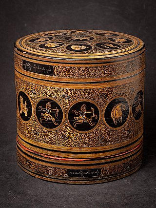Burmesische Lack-Betelnussdose mit Deckel, umlaufend goldene Figurenmedaillons