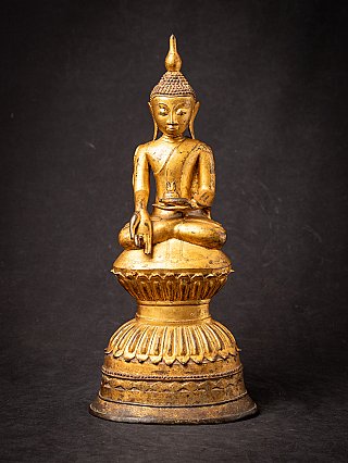 Bronzen Ava Boeddhabeeld uit Birma, zittend met varada mudra op hoge voet, vooraanzicht